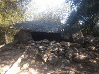 Le dolmen, visible au cours de la montée.