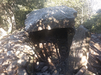 L'intérieur du dolmen.