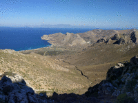 La vue sur Agios Antonios, de l'autre côté de la crête, est magnifique également.