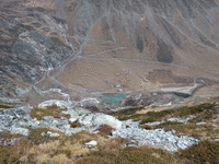 Le refuge et son lac, les cascades à gauche.