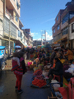 Une rue de Huaraz où l'activité bat son plein.
