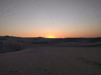 Coucher de soleil dans le désert.