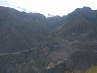 Un village perdu de l'autre côté du canyon.