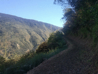 Jour 3 - Le chemin grimpe doucement le long de la montagne.