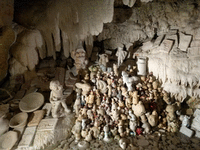 Un amas d'objets hétéroclites dans les grottes pétrifiantes.